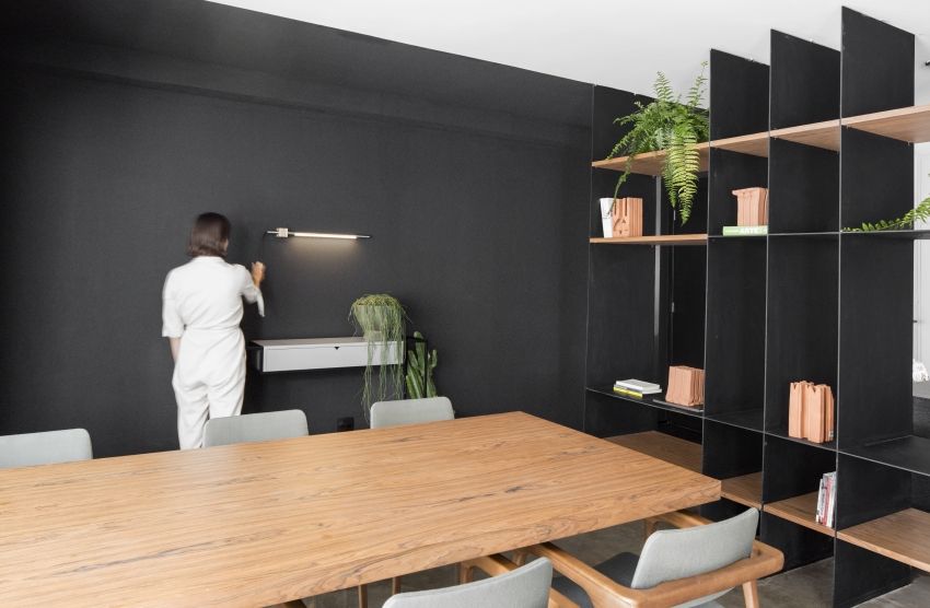 Modern apartment with black iron frame - Interior Design Ideas