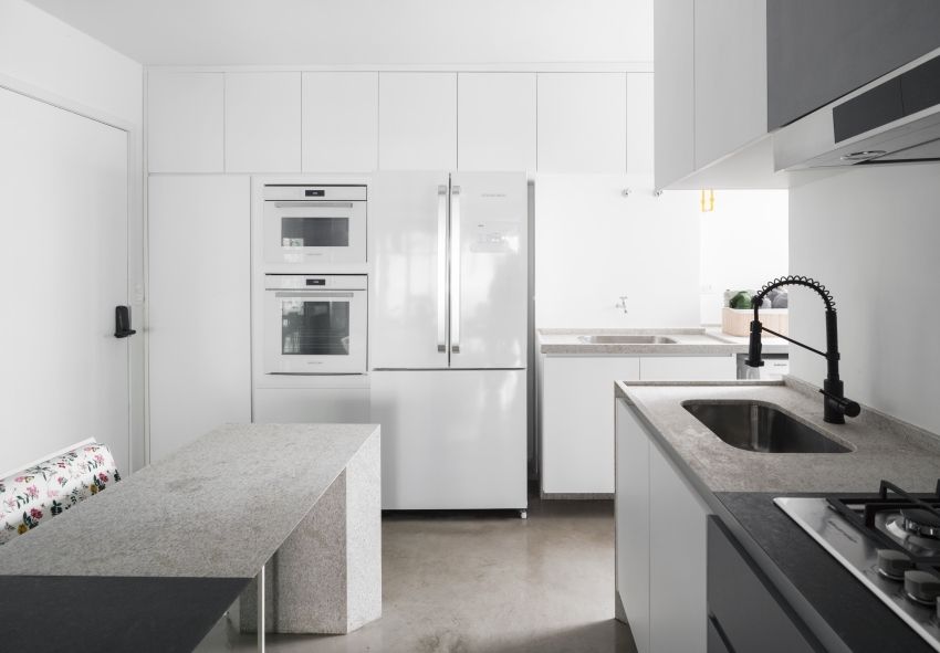 Modern apartment with black iron frame - Interior Design Ideas