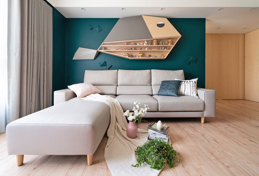 Hanging jigsaw puzzles in sequence, as if they were integrated, they serve not only for sliding doors,