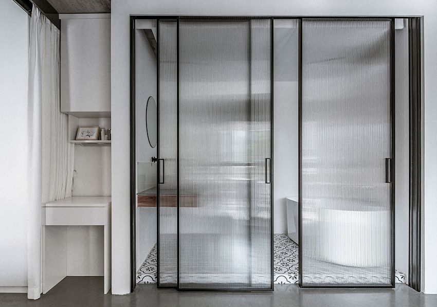 The semi-transparent effect of glass is used for division